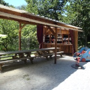 Bibliothèque et table comune.