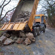 livraison de blocs de pierre.